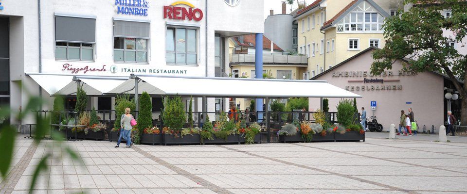 Tavoli esterni del Ristorante Piazza Grande con dehors