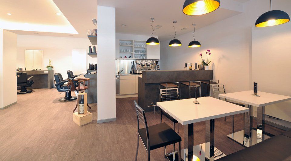 Tische im Salon