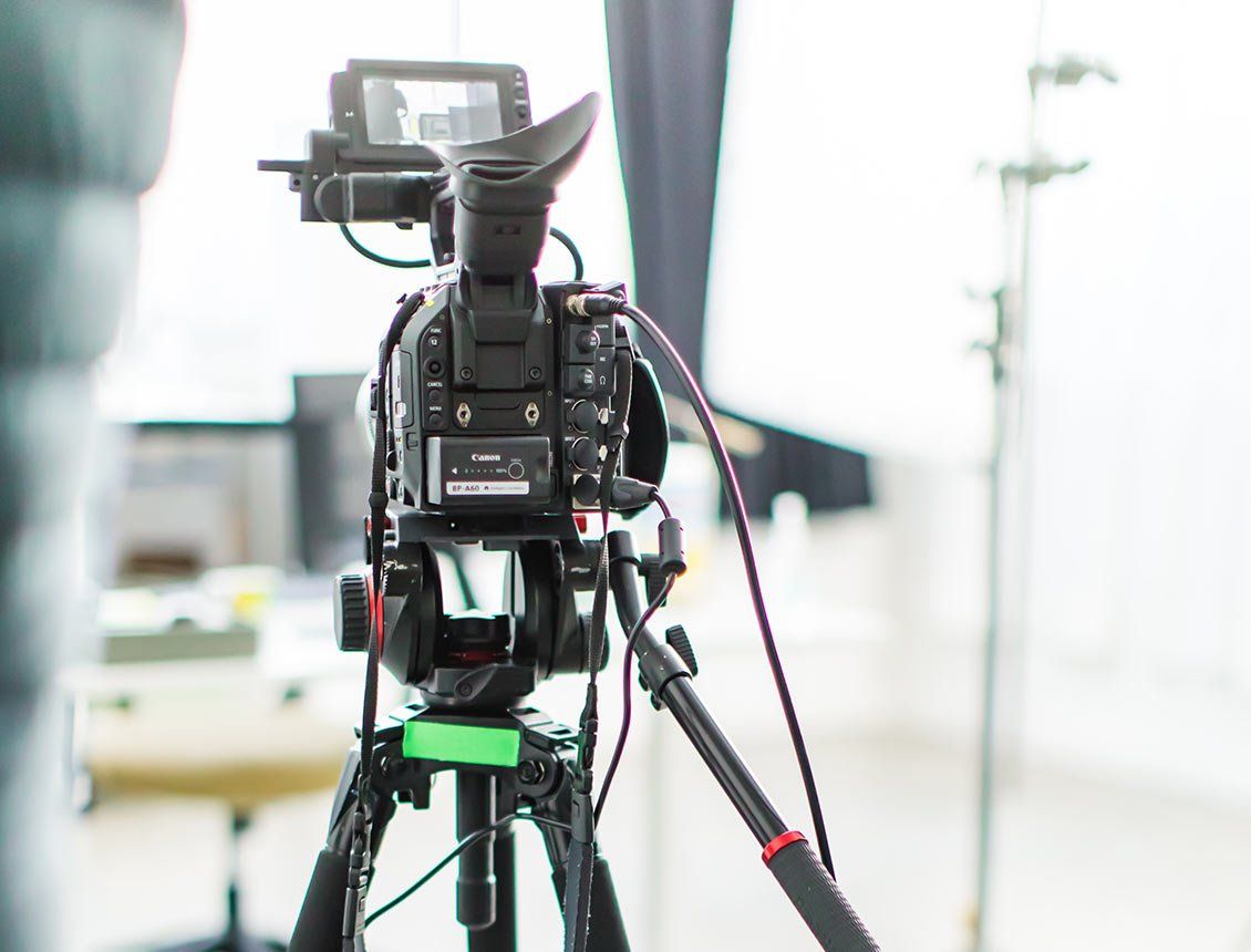A video camera is sitting on top of a tripod.