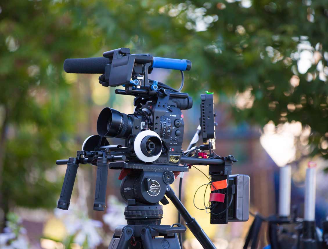 A video camera is sitting on top of a tripod.