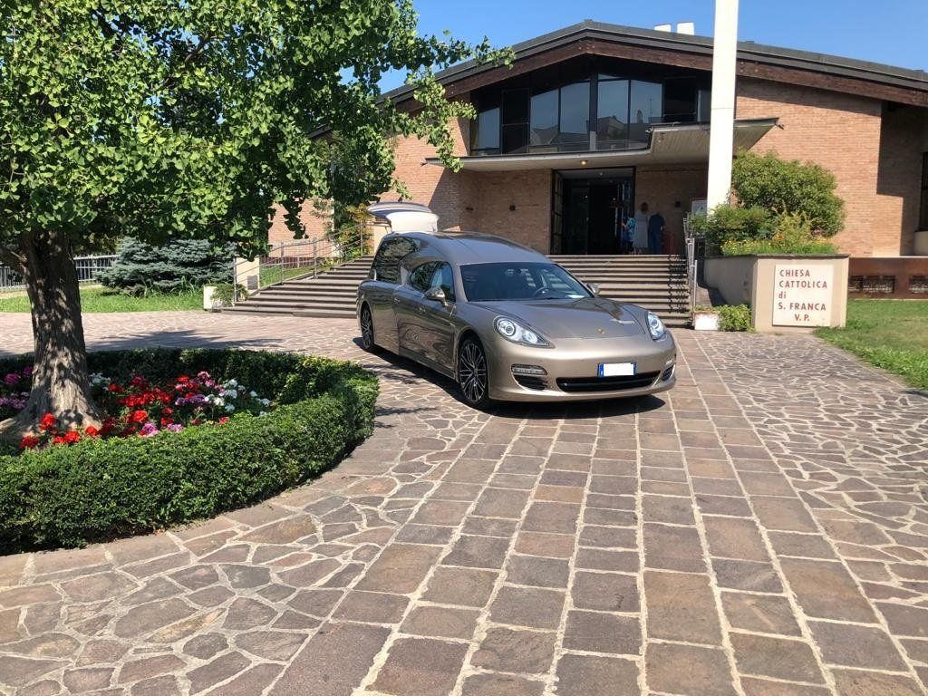 Automezzo delle Onoranze funebri di Piacenza