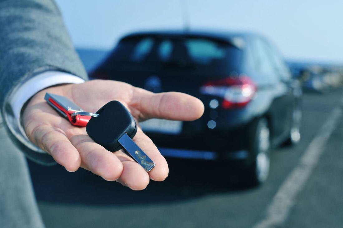 cliente con chiavi auto sostitutiva in mano
