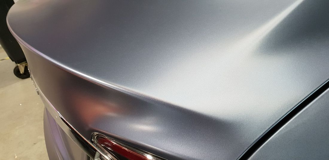 vettura grigio metallizzata dopo il lavaggio