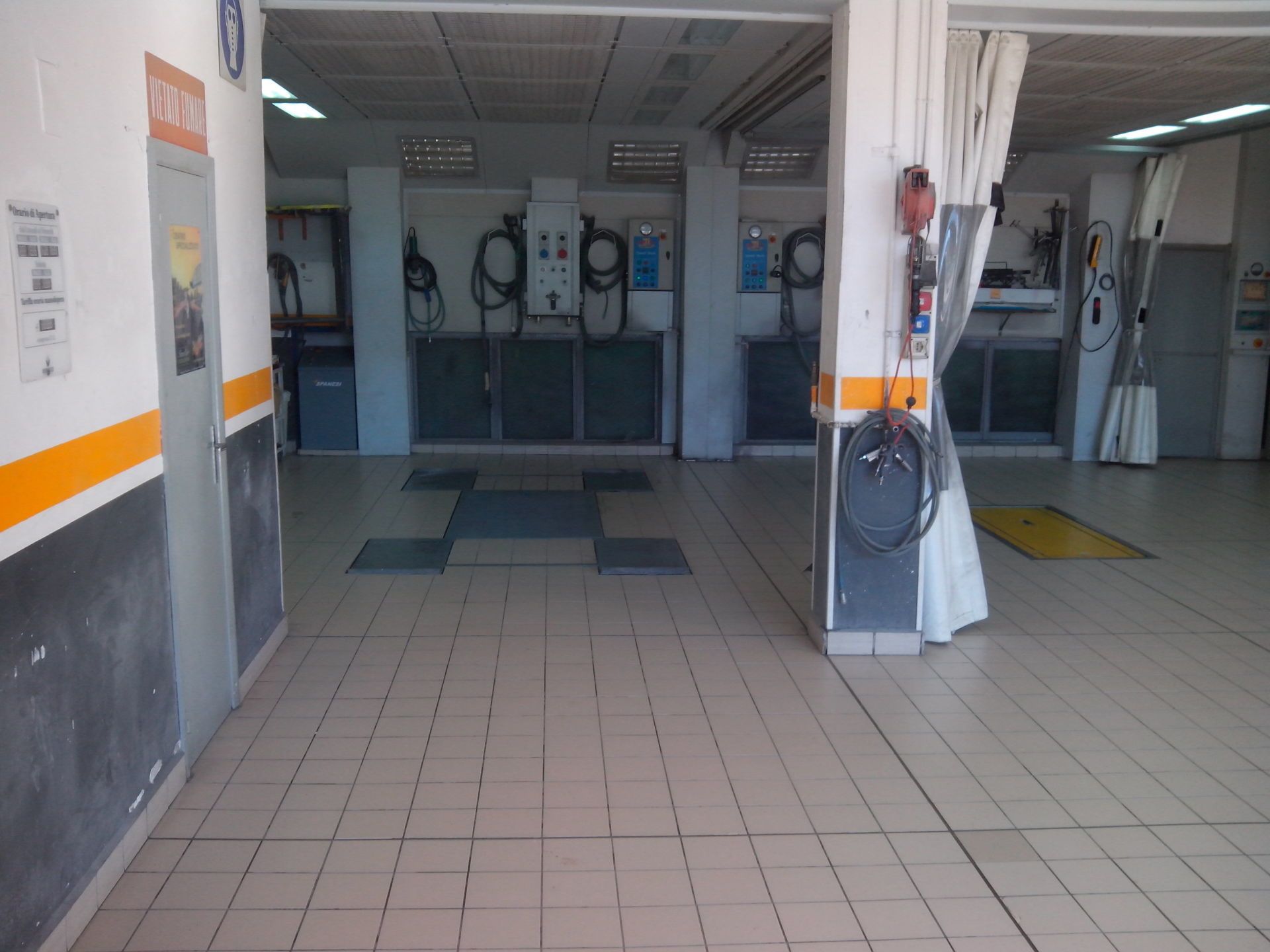 officina con rulli per la revisione delle auto