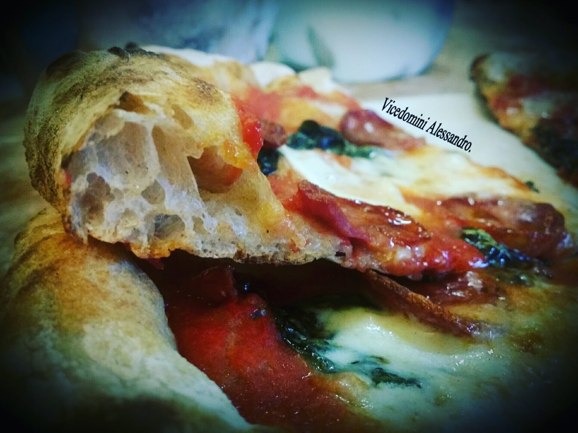 trancio di pizza appena sfornato