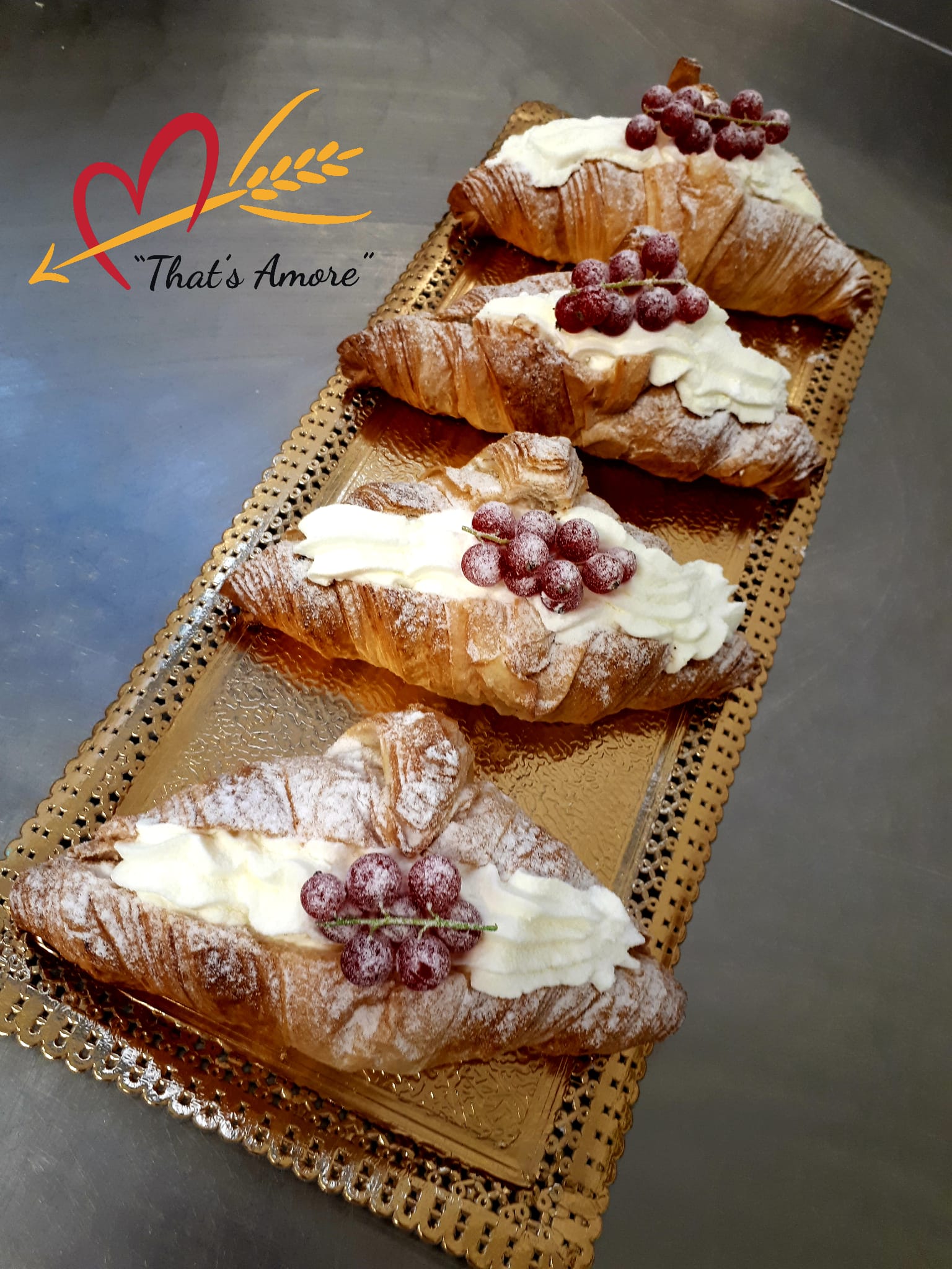 dolci tipici con panna e fragoline