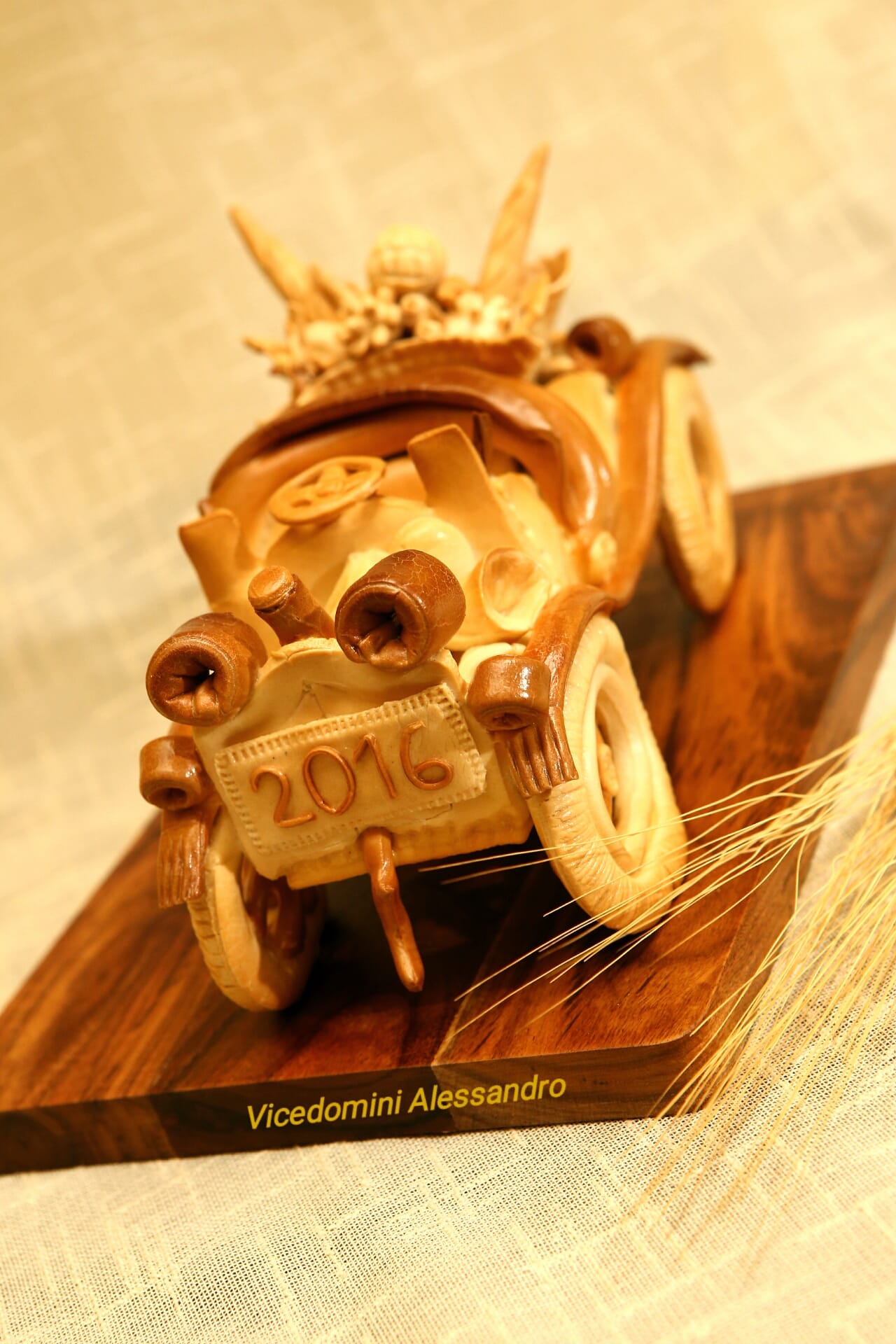 pane artistico a forma di auto d'epoca