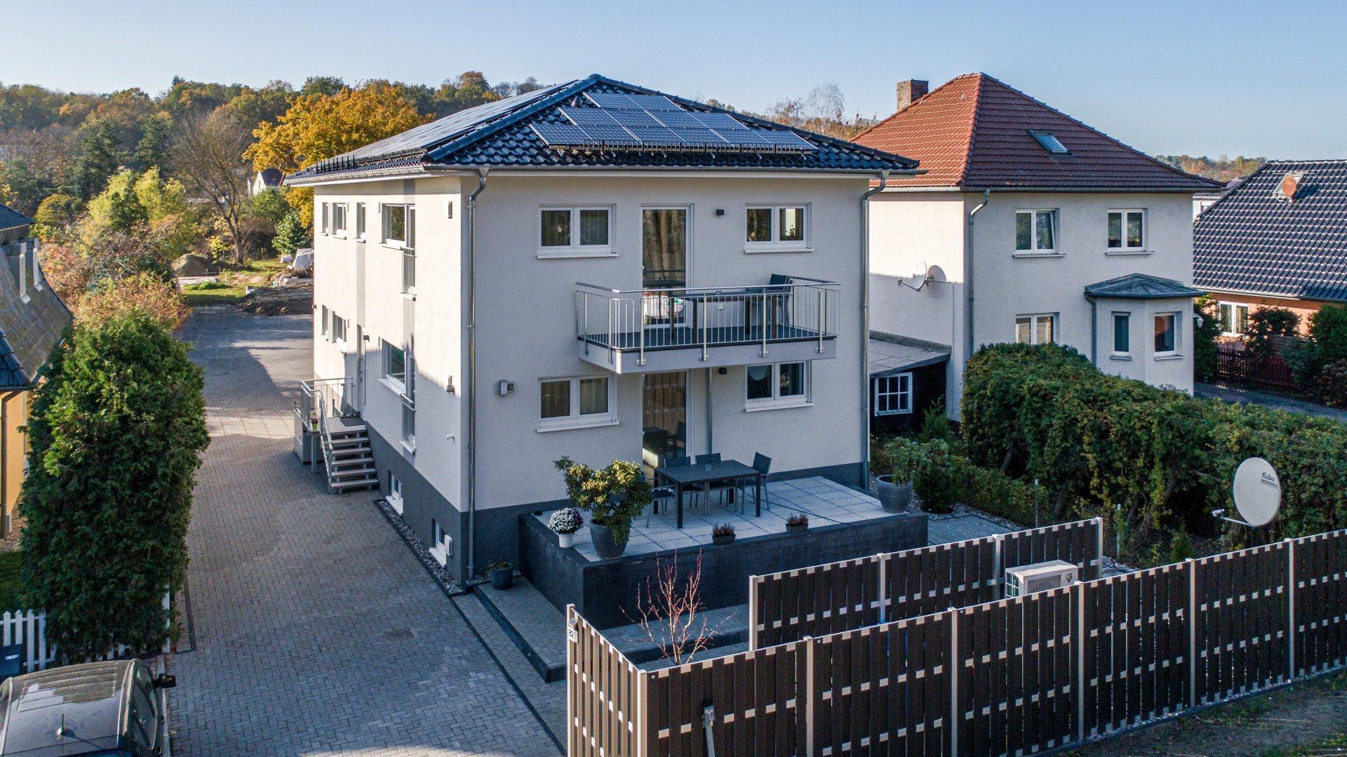 Eine Luftaufnahme eines Hauses, das von einem Zaun umgeben ist.
