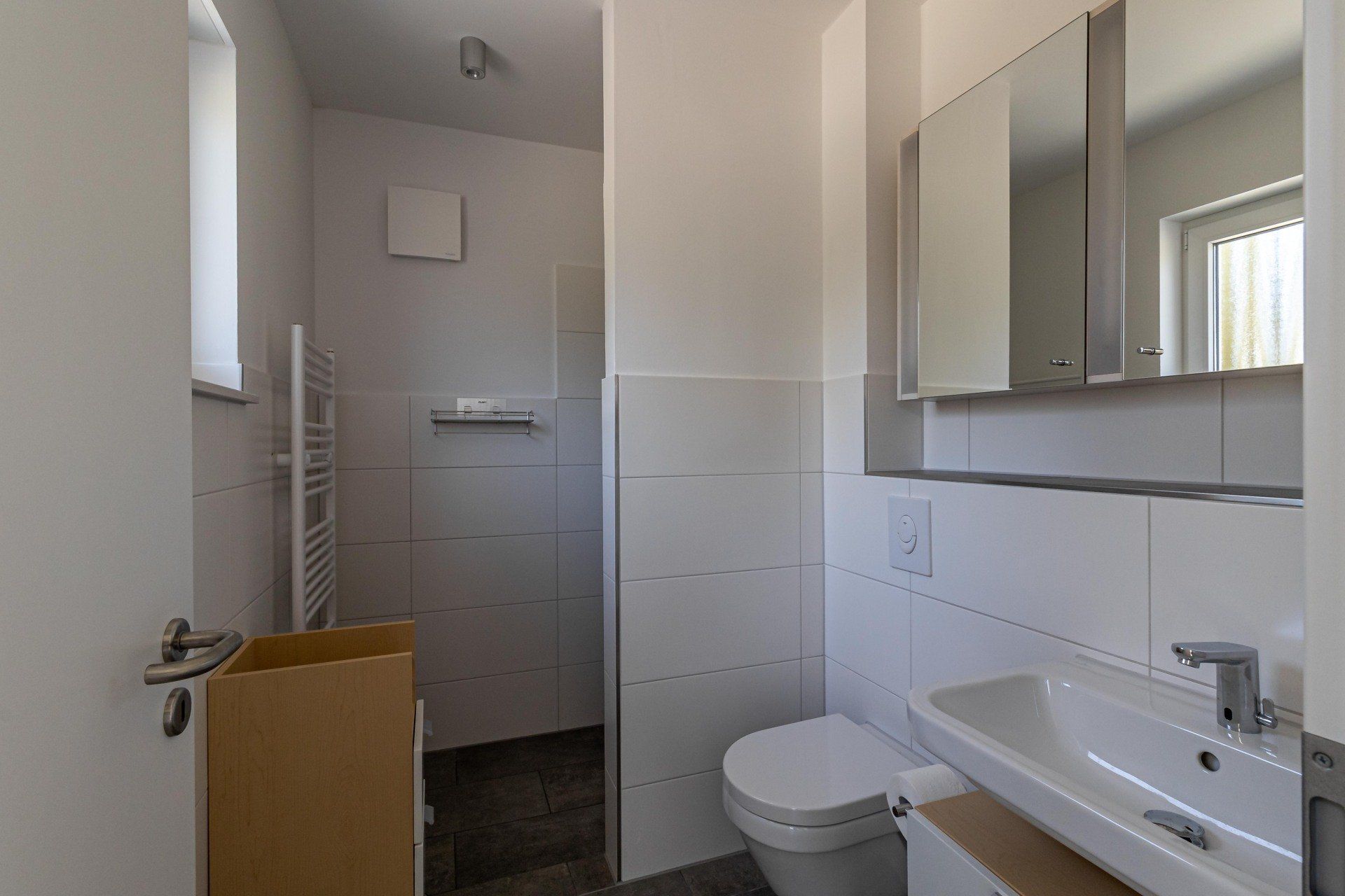Ein Badezimmer mit Toilette, Waschbecken und Spiegel.
