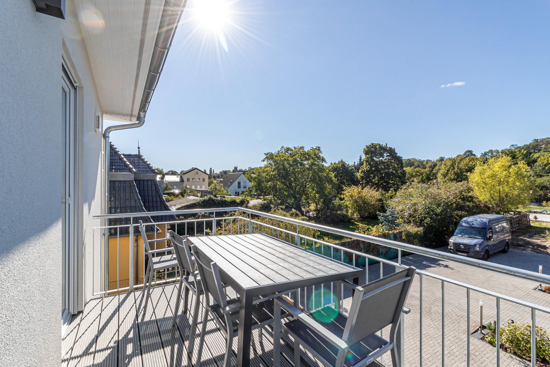 Es gibt einen Balkon mit Tisch und Stühlen.