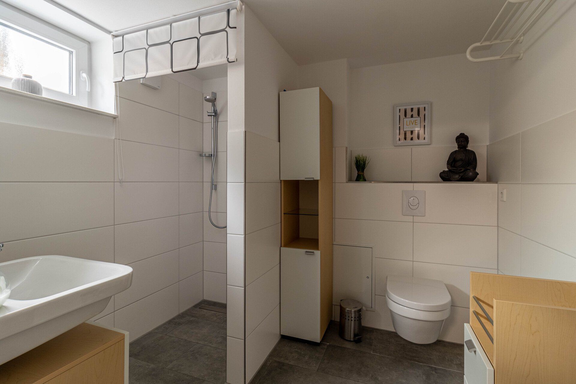 Ein Badezimmer mit Waschbecken, Toilette und Dusche.