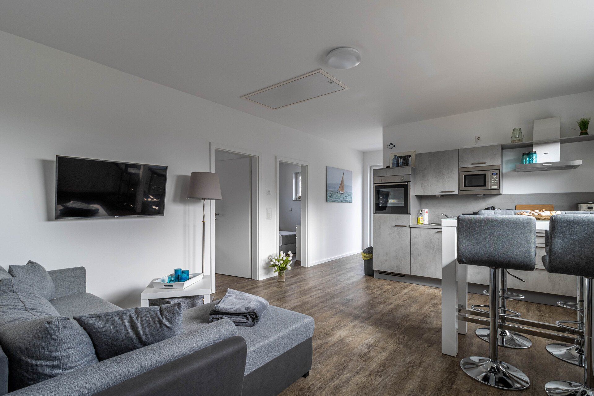 Ein Wohnzimmer mit Couch und Flachbildfernseher.