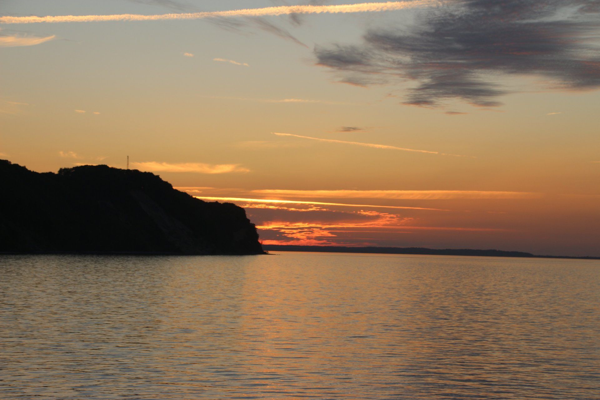 Ein Sonnenuntergang über einem großen Gewässer