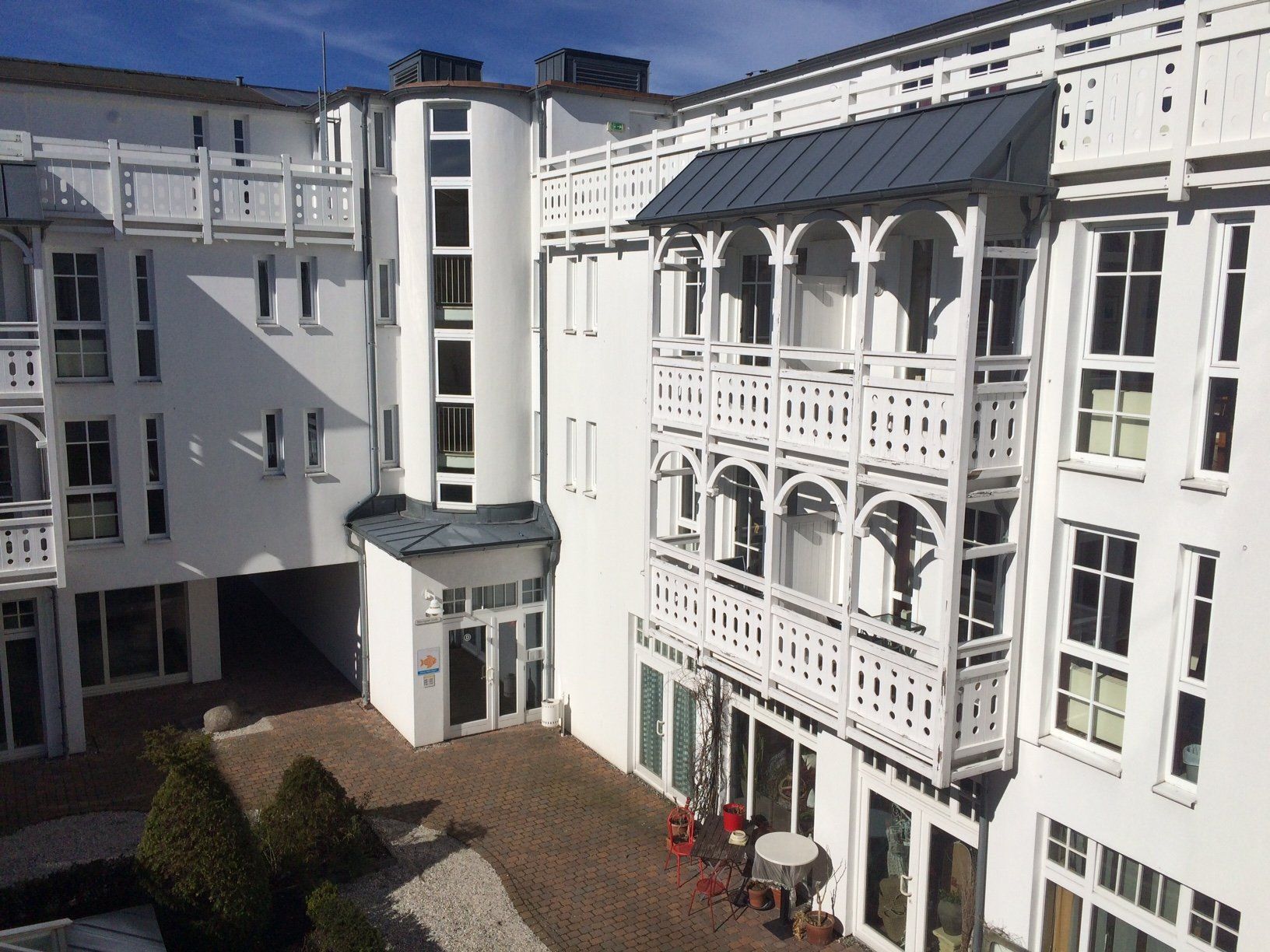 Ein großes weißes Gebäude mit vielen Fenstern und Balkonen