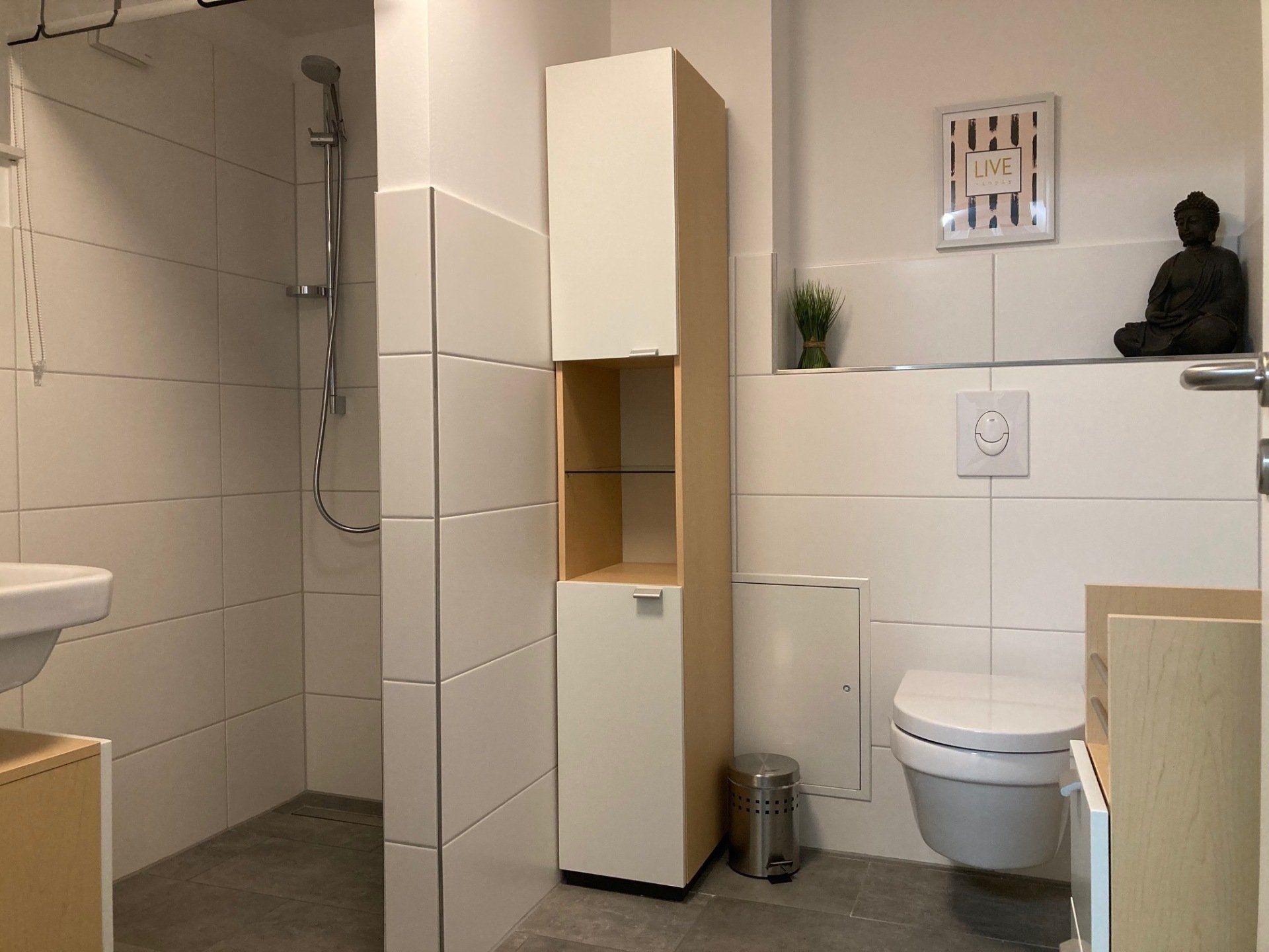 Ein Badezimmer mit Toilette, Waschbecken und Dusche.