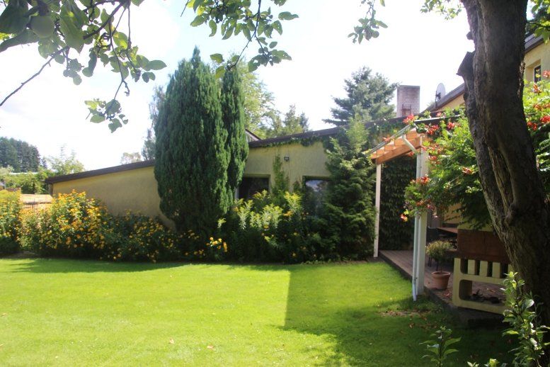Ein Haus mit einer großen Wiese davor