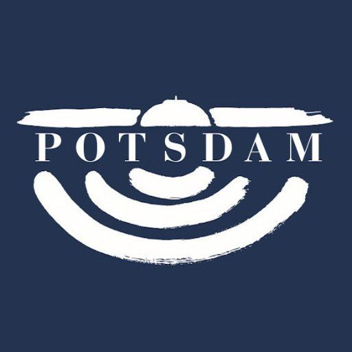 Ein weißes Potsdam-Logo auf blauem Hintergrund