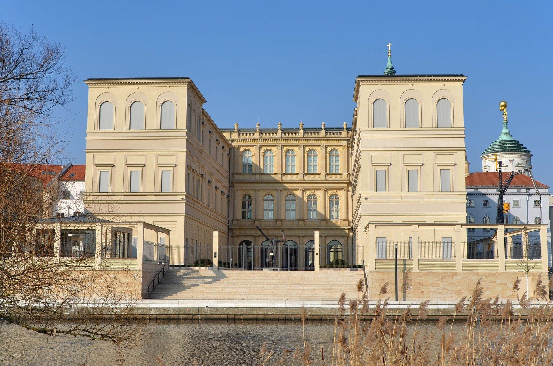 Ein großes Gebäude mit einer Kuppel darauf
