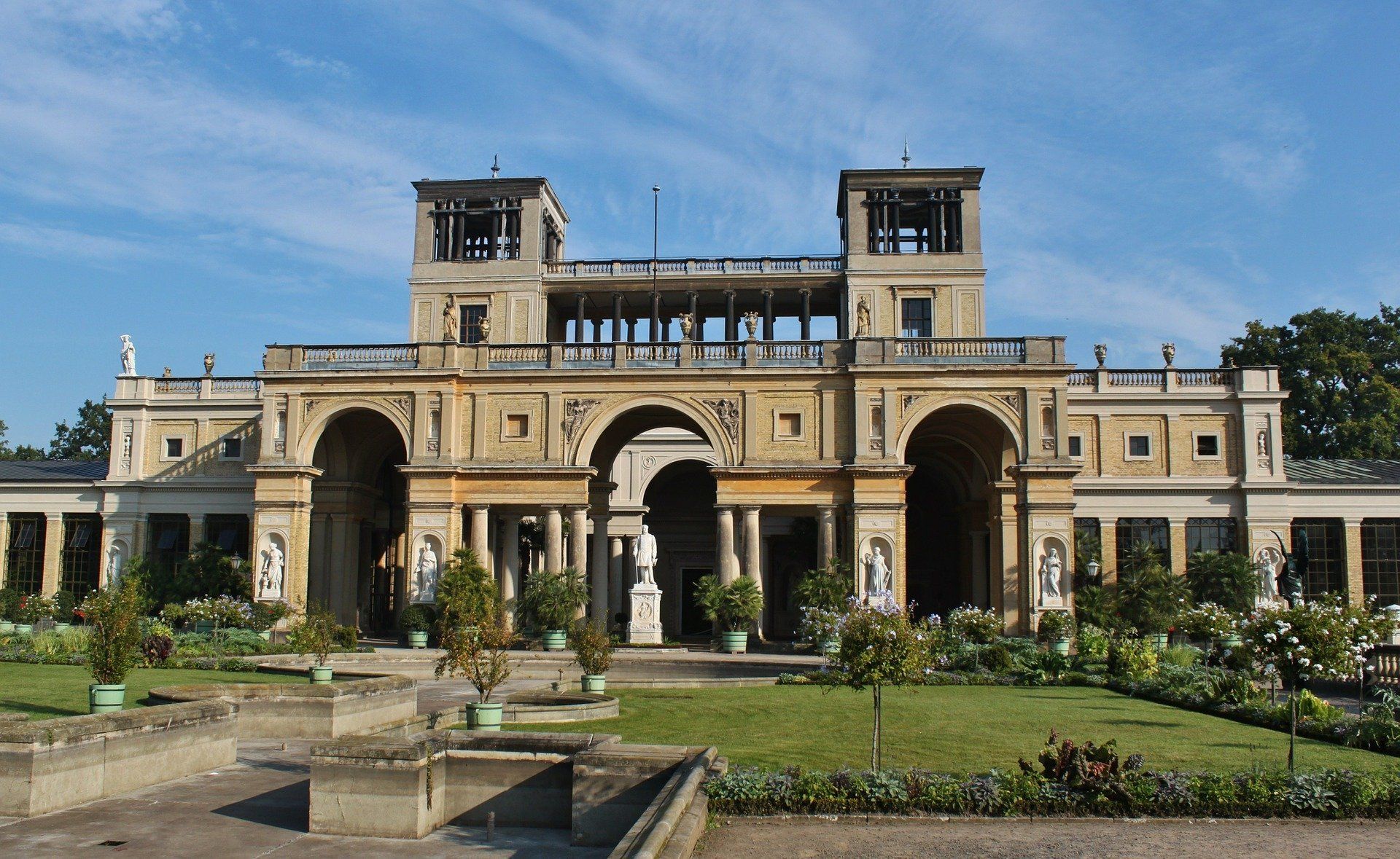 Ein großes Gebäude mit Bögen und einem blauen Himmel im Hintergrund