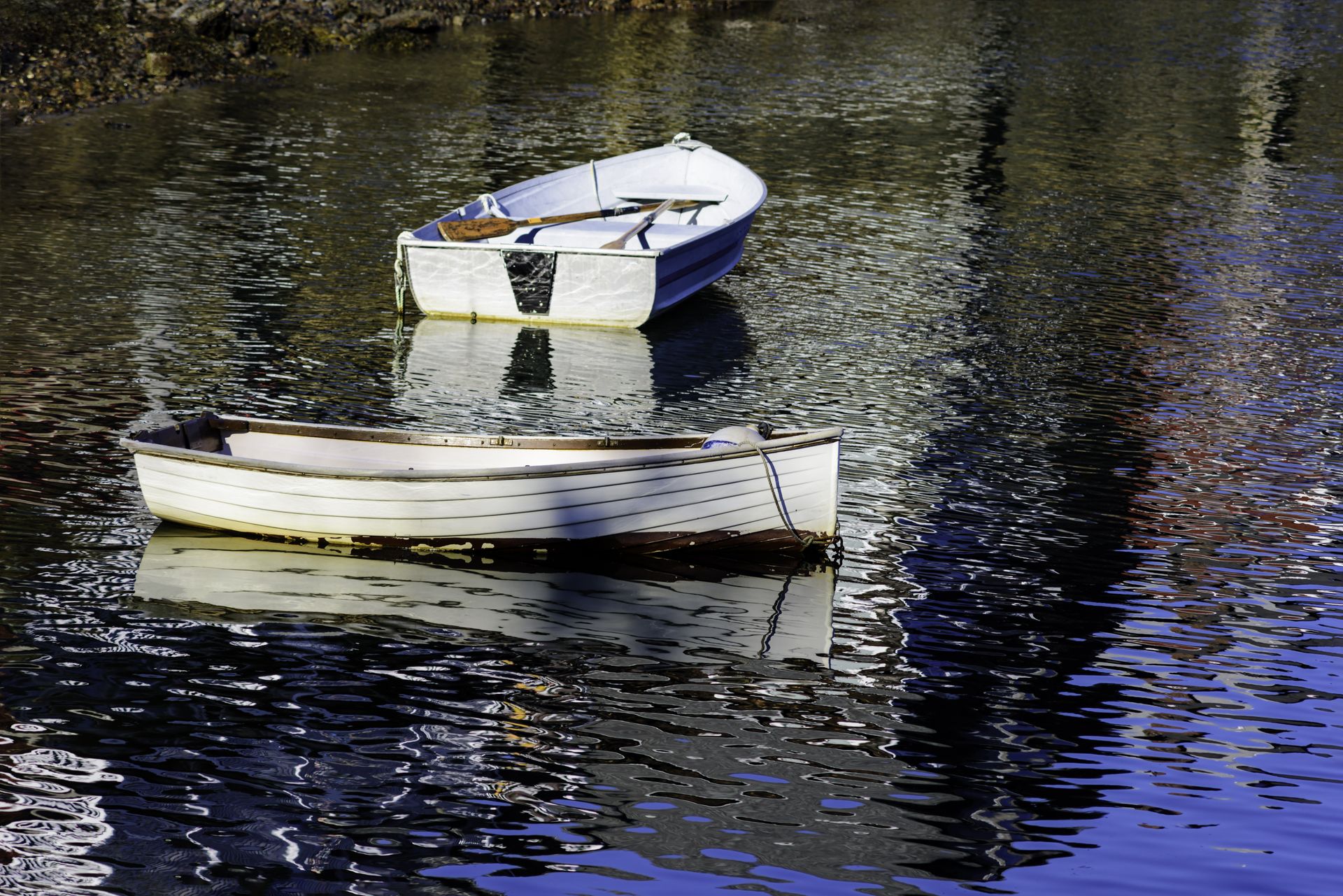 Zwei Boote schwimmen auf einem Gewässer