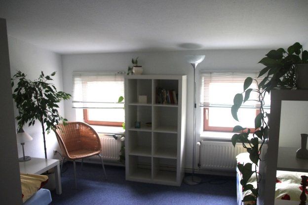Ein Wohnzimmer mit einem Stuhl und einem Bücherregal