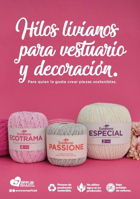 Madejas de hilo rosa, blanco y beige sobre fondo rosa con texto promocional en español.