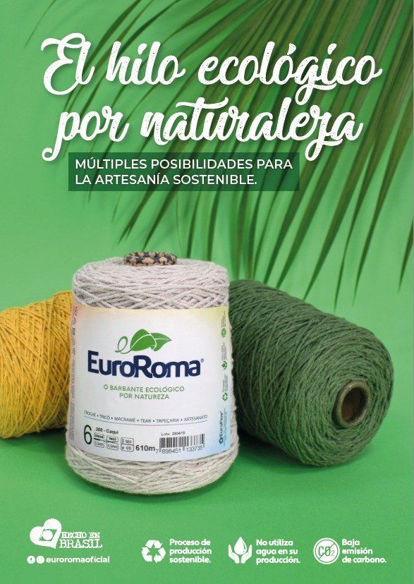 Bobina de hilo ecológico EuroRoma sobre fondo verde con hojas y carretel marrón y verde