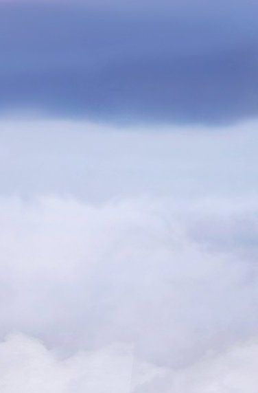Himmel mit Schichten aus blauen und weißen Wolken.