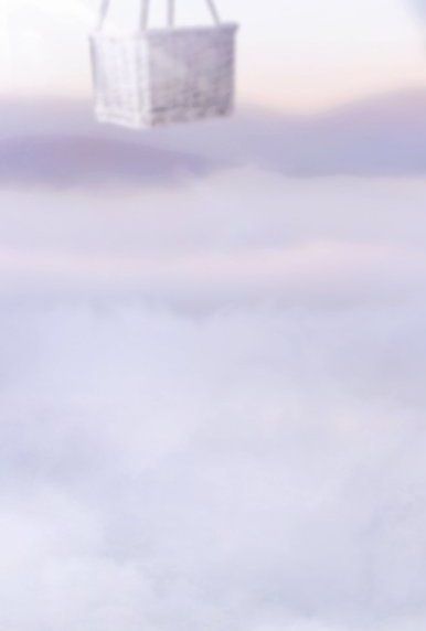 Ein weißer Heißluftballonkorb schwebt über weichen, violetten Wolken.