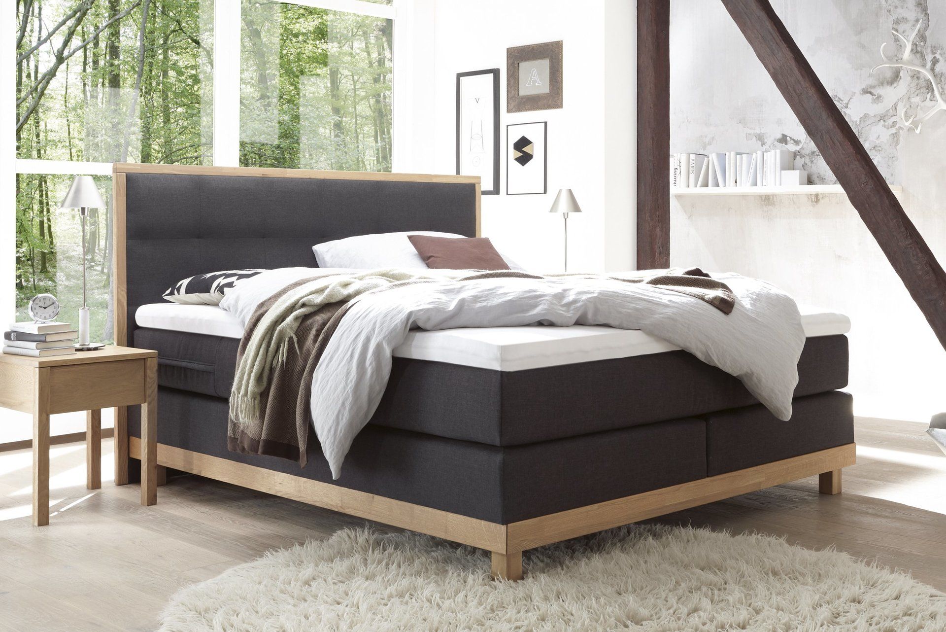 Boxspringbett mit ungemachter Bettdecke