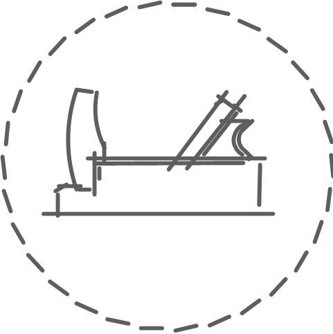 Strichzeichnung eines Handhobels, eines Holzbearbeitungswerkzeugs, innerhalb eines gestrichelten Kreises.
