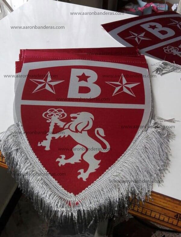 Un escudo rojo con la letra b en él