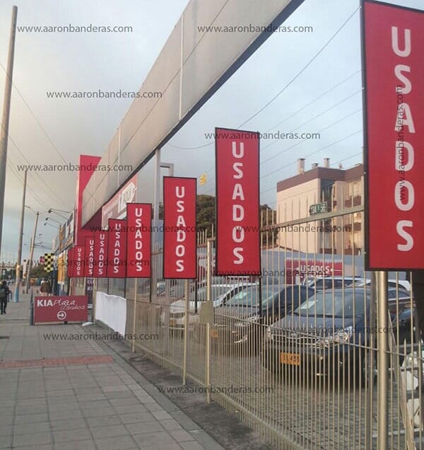 Una fila de carteles rojos de