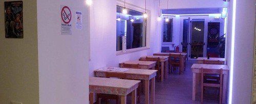 sala interna con tavoli