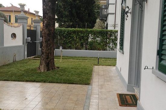 giardino di una casa con un albero