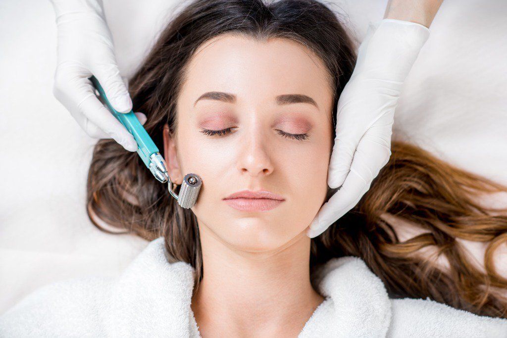 Uma mulher está fazendo tratamento facial em um salão de beleza.