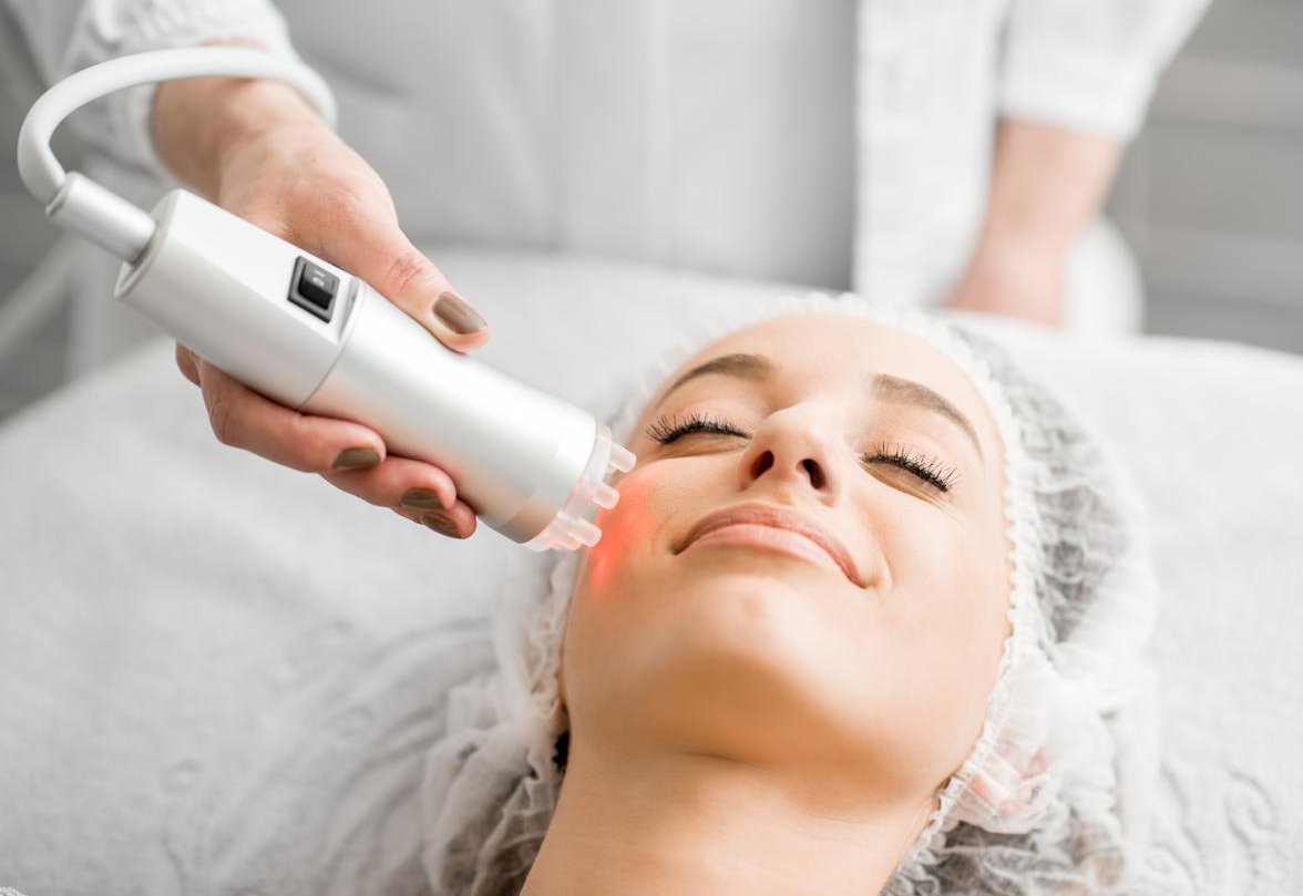 Uma mulher está fazendo um tratamento a laser no rosto.