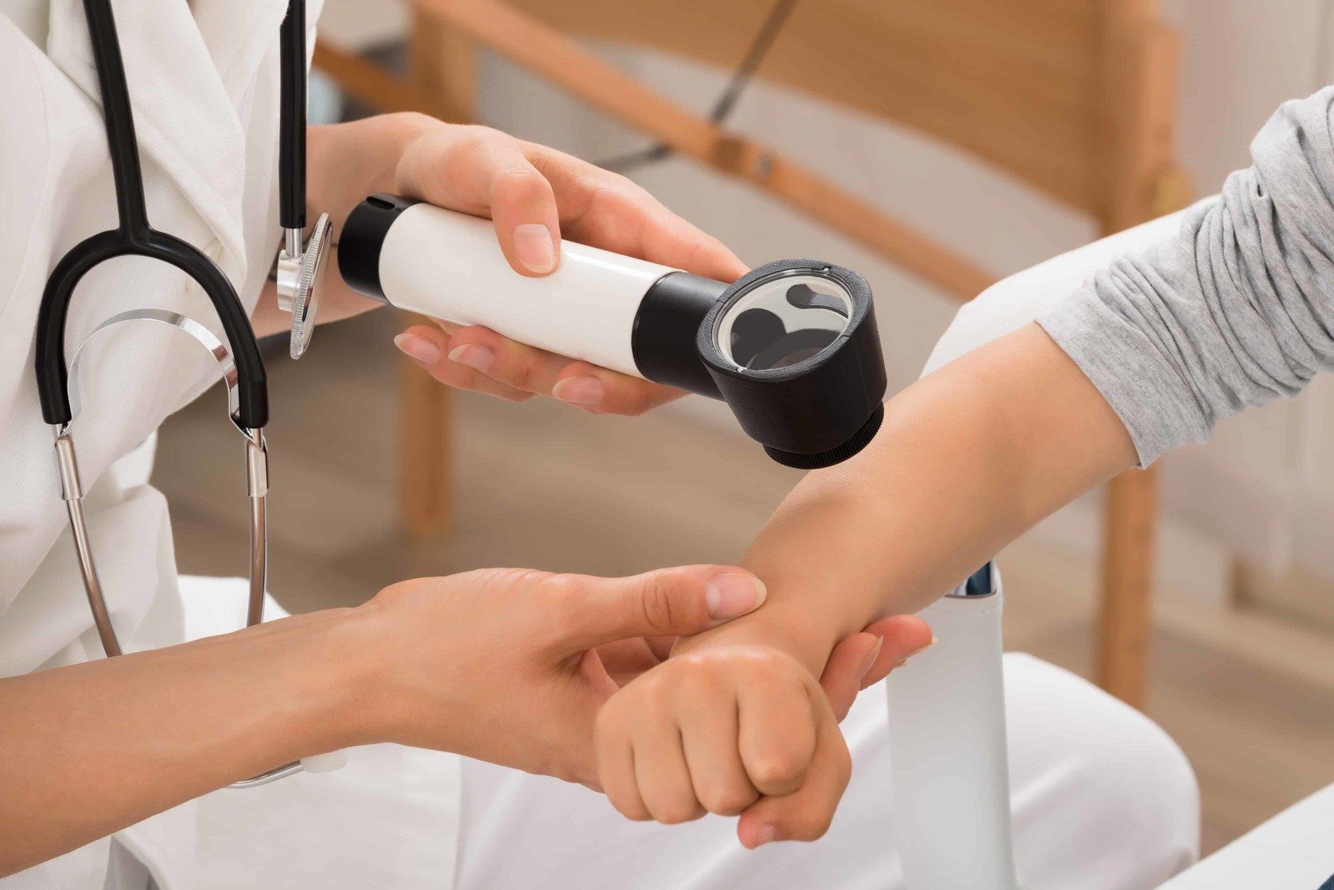 Um médico examina o pulso de um paciente com uma lupa.