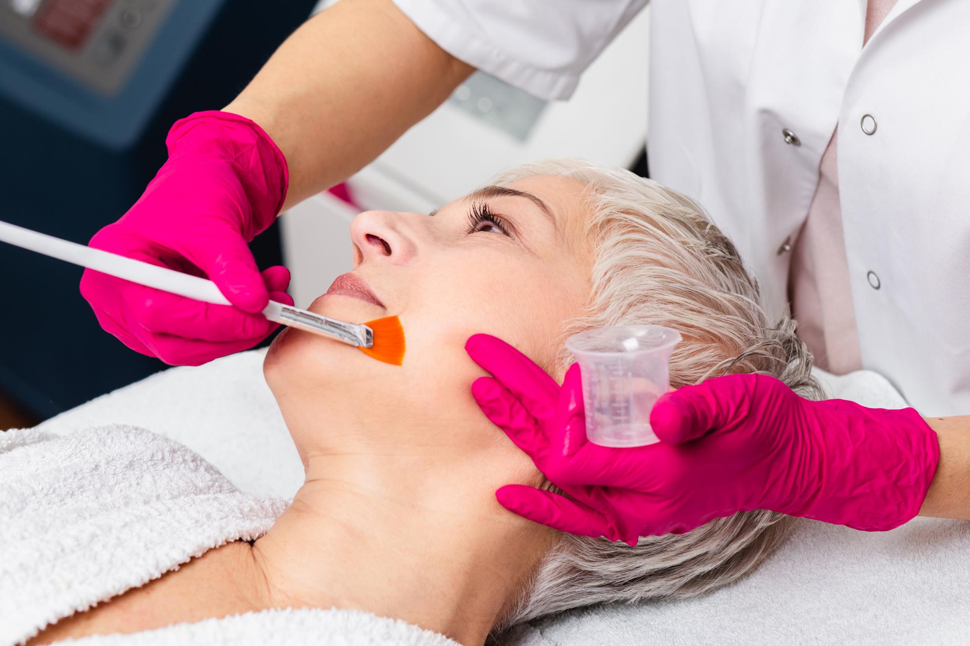 Uma mulher está fazendo tratamento facial em um salão de beleza.