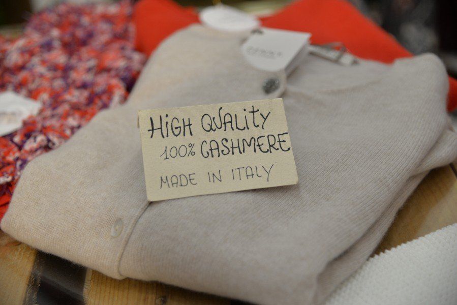 Maglione in cashmere con etichetta recante la scritta