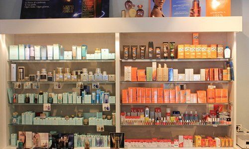 delle mensole con smalti, profumi e creme solari