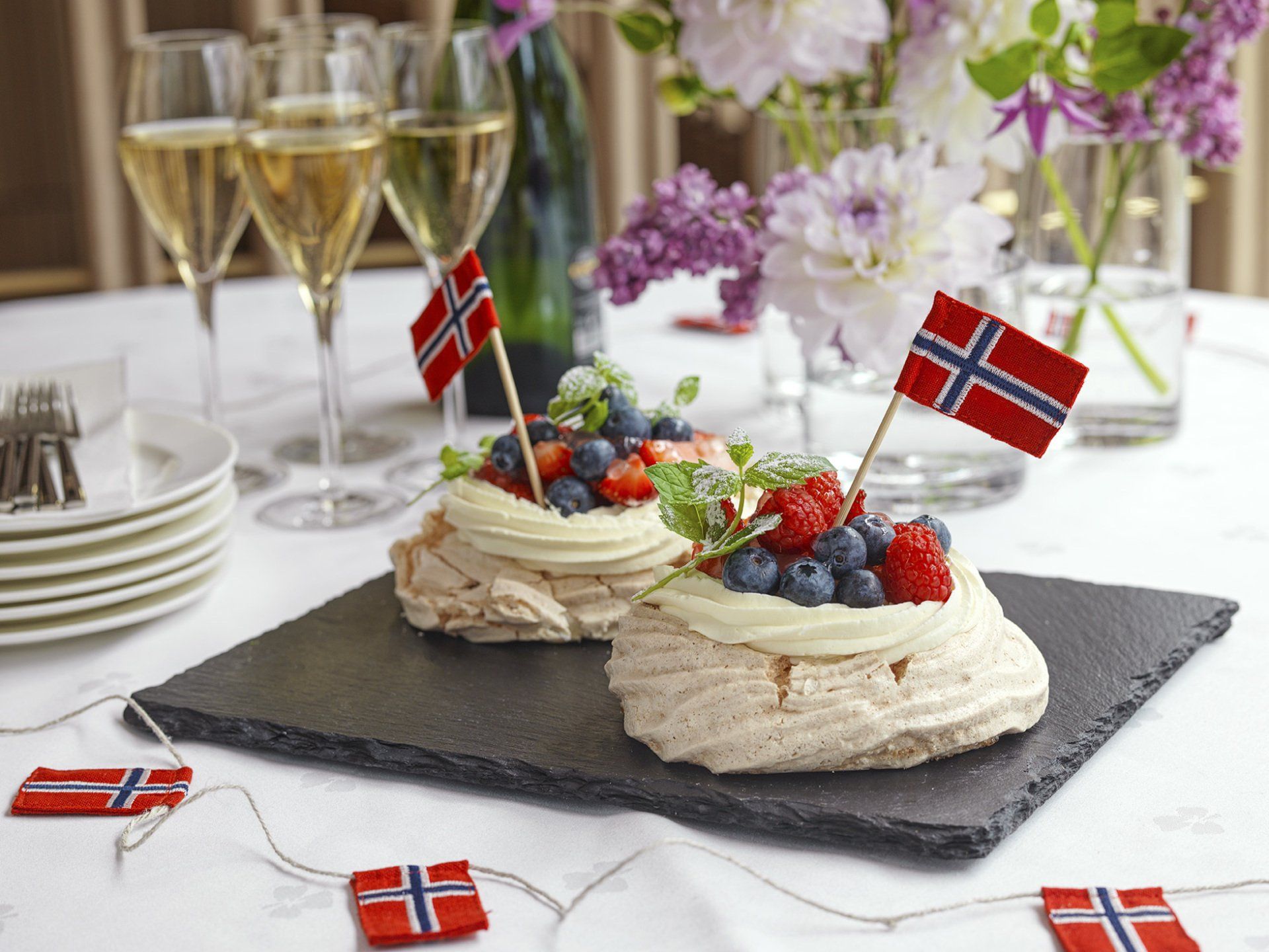 Pavlova med norske flagg pyntet til 17. mai