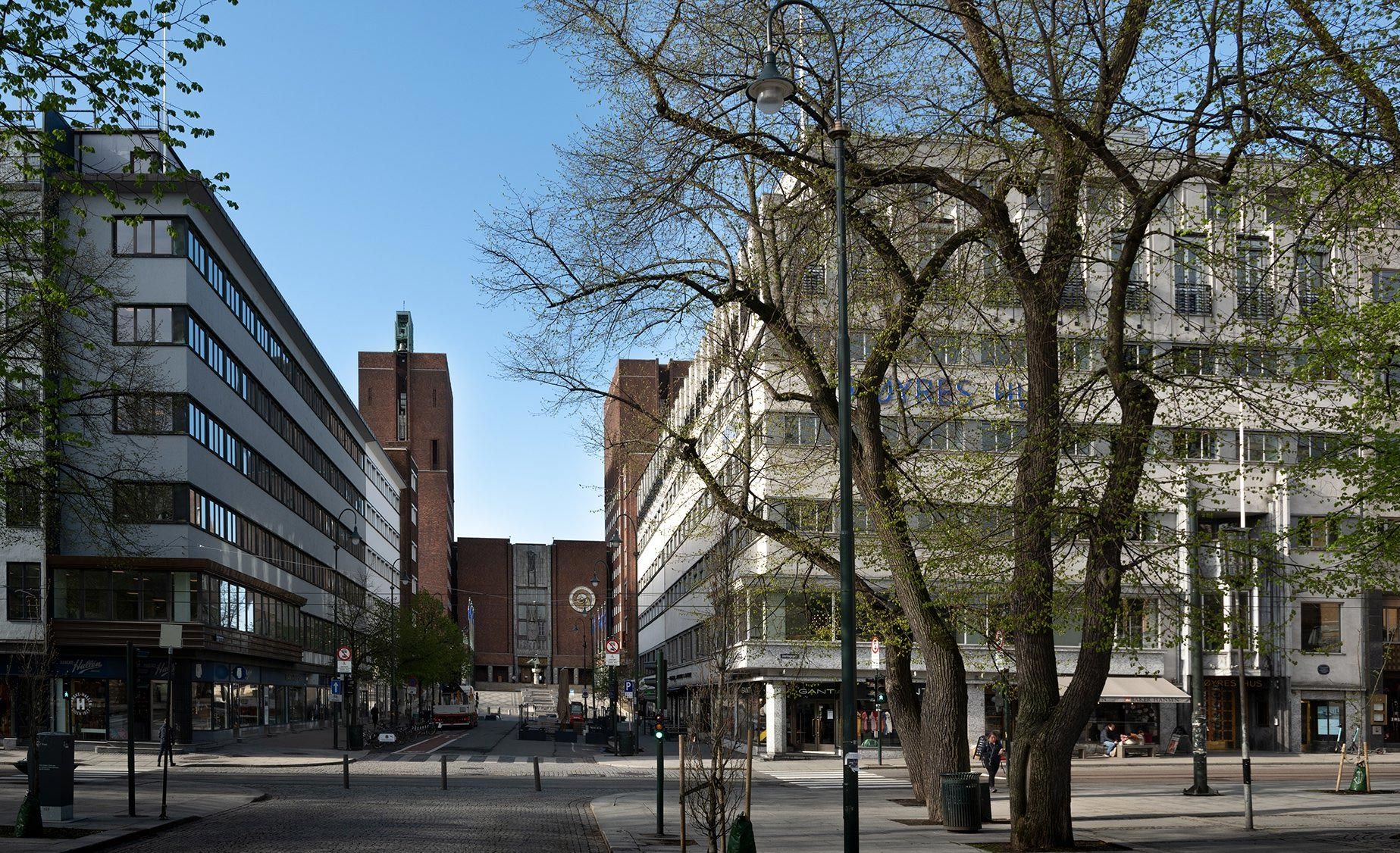 Høyres Hus og Oslo rådhus sett fra gata
