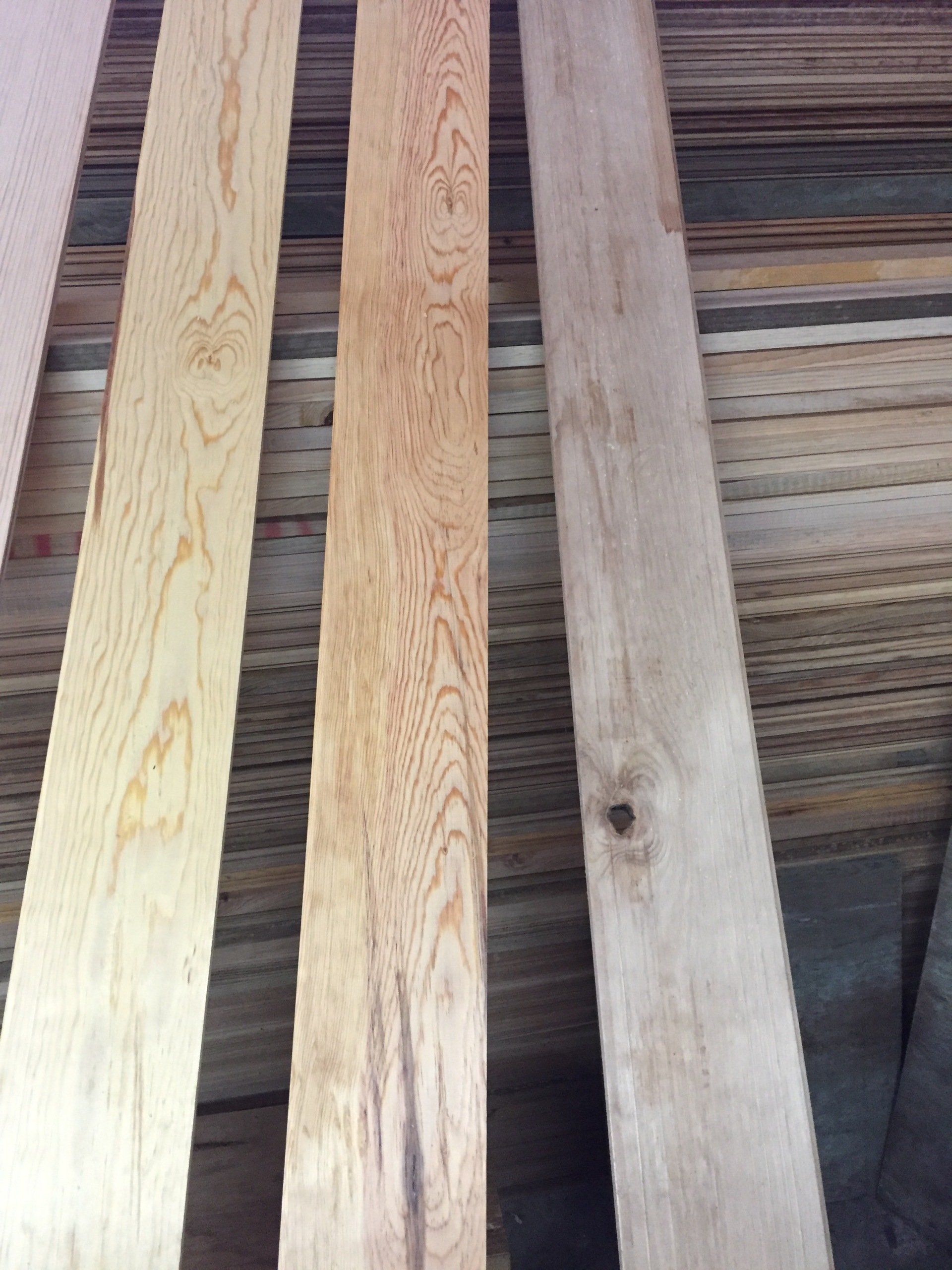 Tres tablones de madera clara colocados uno al lado del otro sobre una cubierta desgastada por el tiempo.