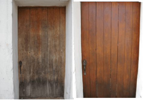 Dos puertas de madera una al lado de la otra, una desgastada y gris, la otra pulida de color marrón.