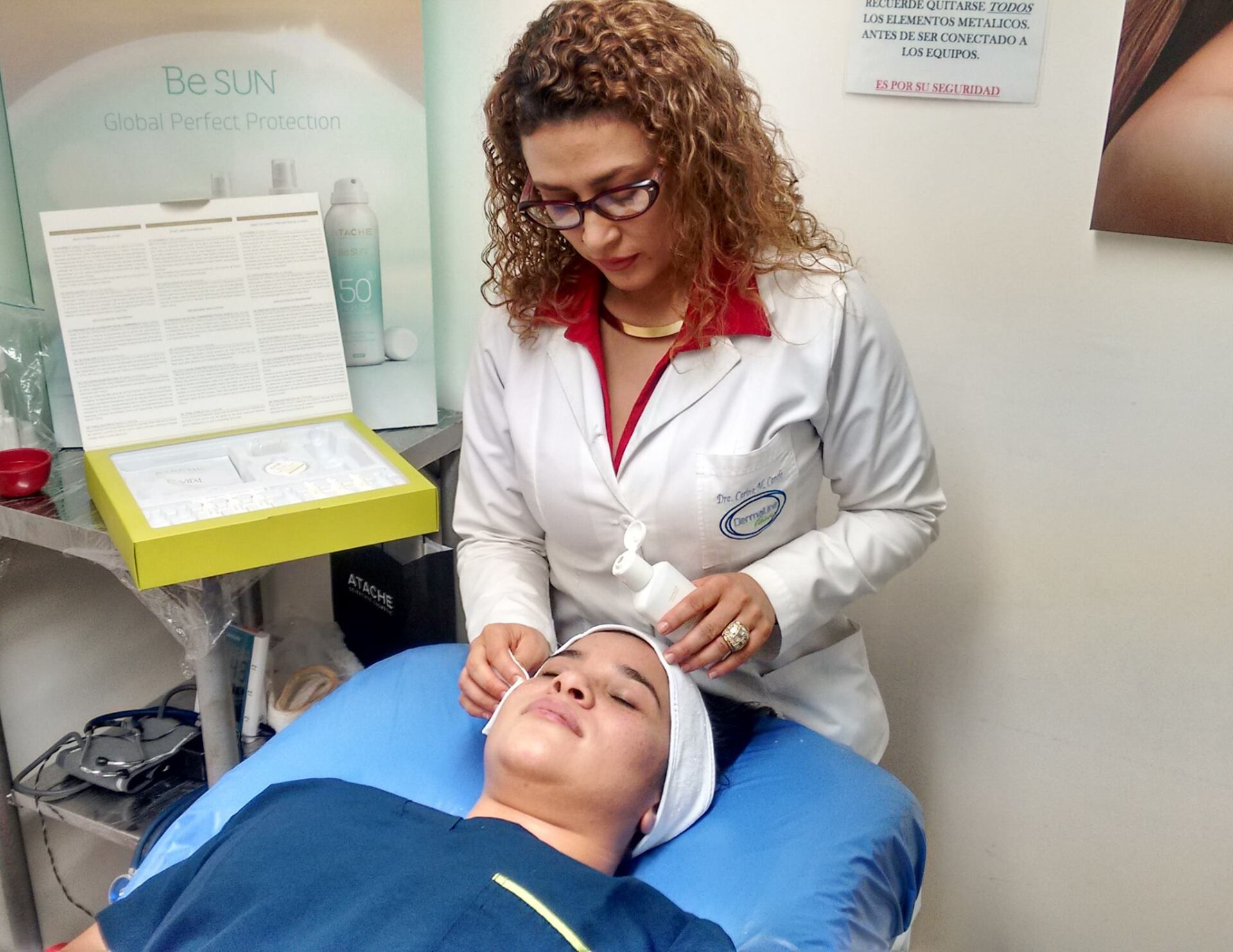Dra. Karina Camelo atendiendo a una paciente