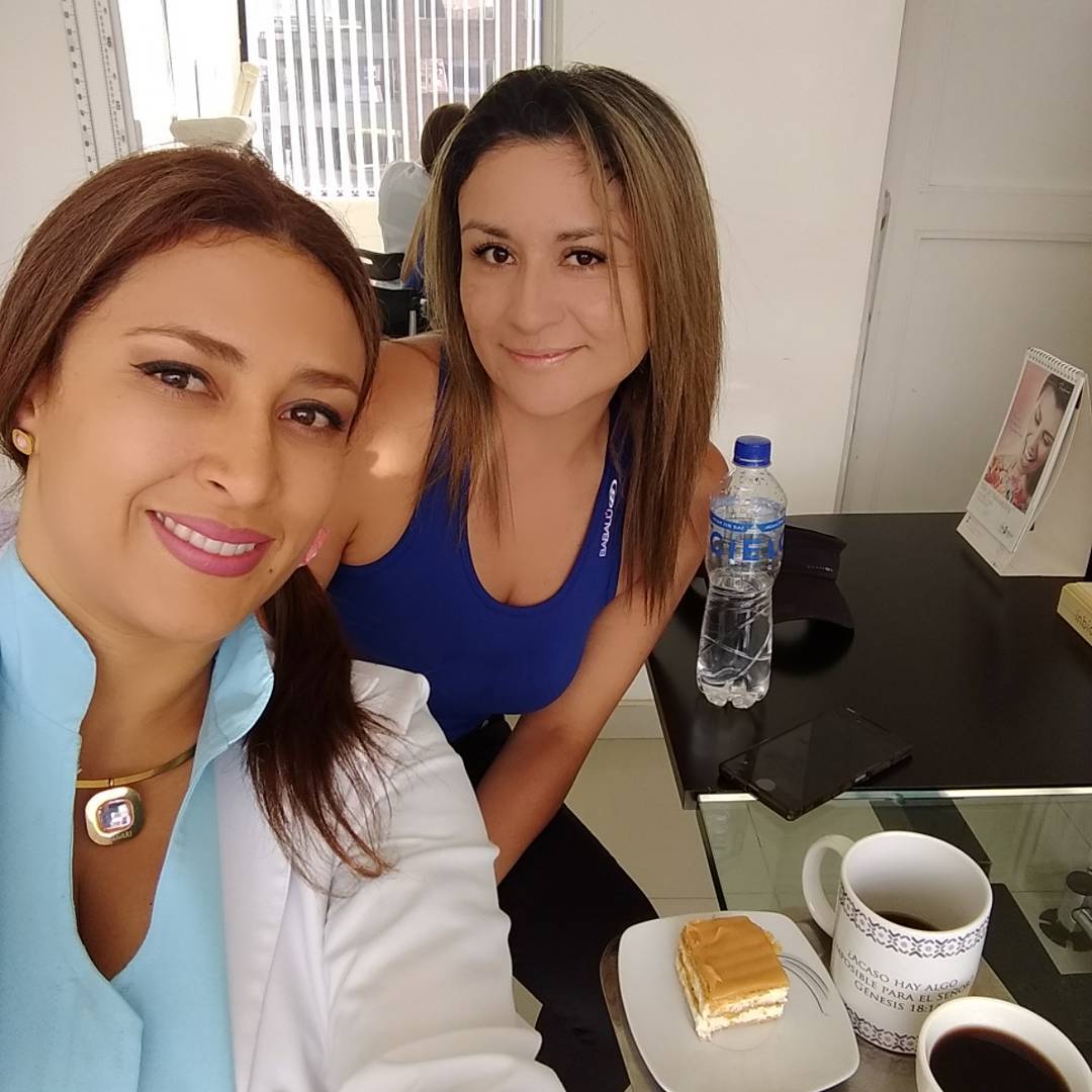 Dos mujeres posando en imagen de galería de la clínica