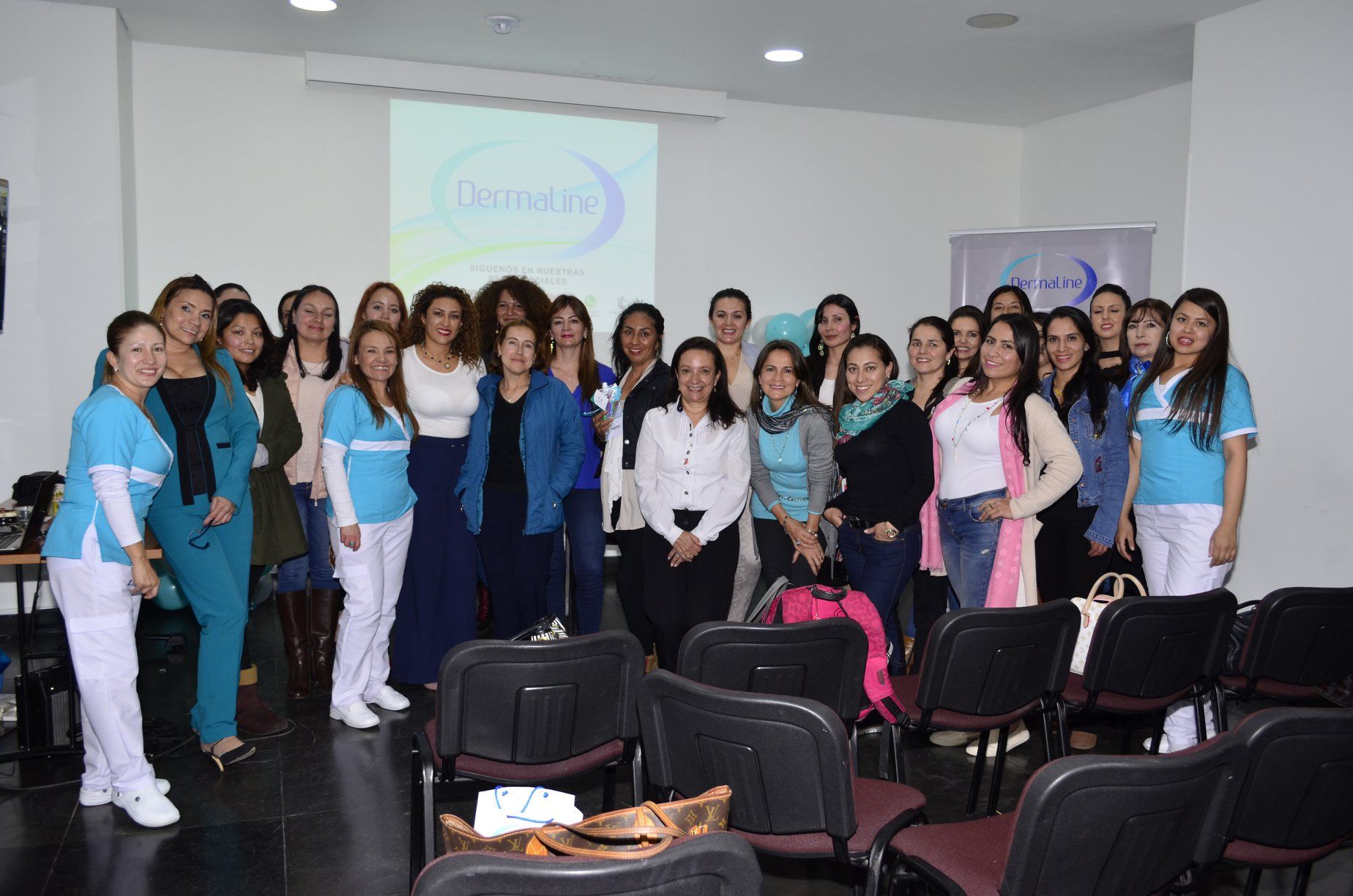 Equipo de Bessoli y asistentes en evento de la clínica