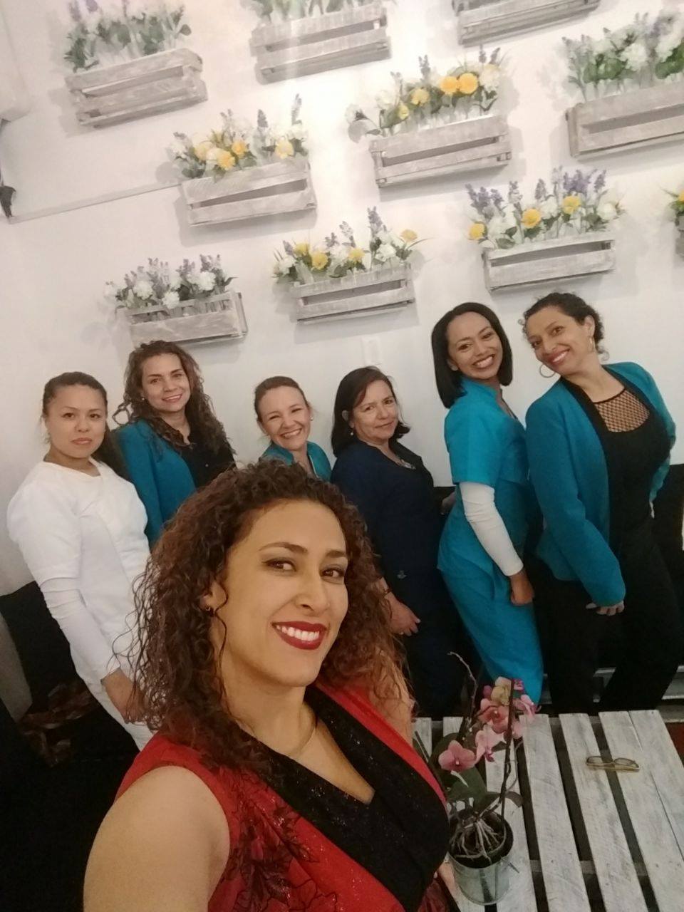 Equipo de Bessoli posando frente a muro decorativo