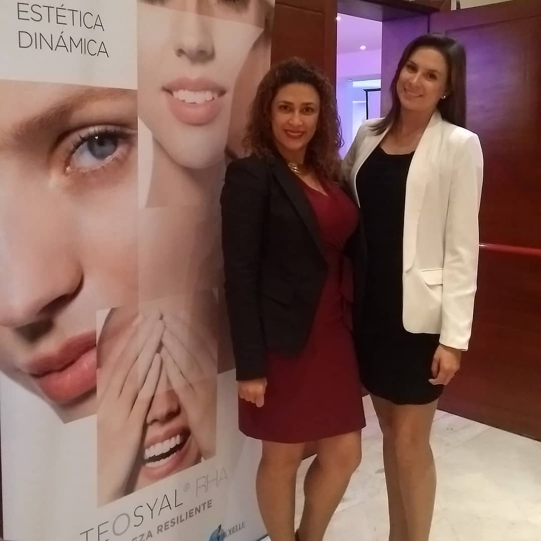 Dra. Karina Camelo en evento profesional con otra asistente